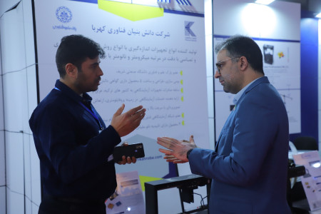 گفتگو جناب آقای دکتر یونسیان مدیر شبکه آزمایشگاهی کشور با مراکز عضو غرفه دار