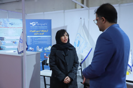 گفتگو جناب آقای دکتر یونسیان مدیر شبکه آزمایشگاهی کشور با مراکز عضو غرفه دار