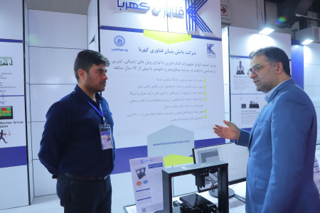 گفتگو جناب آقای دکتر یونسیان مدیر شبکه آزمایشگاهی کشور با مراکز عضو غرفه دار