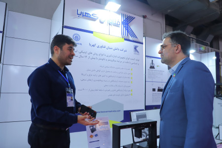 گفتگو جناب آقای دکتر یونسیان مدیر شبکه آزمایشگاهی کشور با مراکز عضو غرفه دار