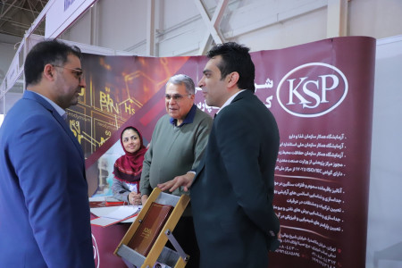 گفتگو جناب آقای دکتر یونسیان مدیر شبکه آزمایشگاهی کشور با مراکز عضو غرفه دار