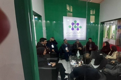 بازدید مدیران دانشگاه آزاد اسلامی از غرفه شبکه آزمایشگاهی