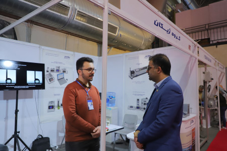 گفتگو جناب آقای دکتر یونسیان مدیر شبکه آزمایشگاهی کشور با مراکز عضو غرفه دار