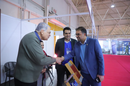 گفتگو جناب آقای دکتر یونسیان مدیر شبکه آزمایشگاهی کشور با مراکز عضو غرفه دار