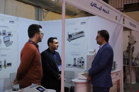 گفتگو جناب آقای دکتر یونسیان مدیر شبکه آزمایشگاهی کشور با مراکز عضو غرفه دار