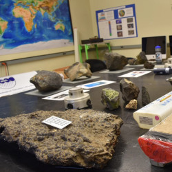 استفاده از روش‌های آزمایشگاهی پیشرفته در پژوهش‌های علوم زمین